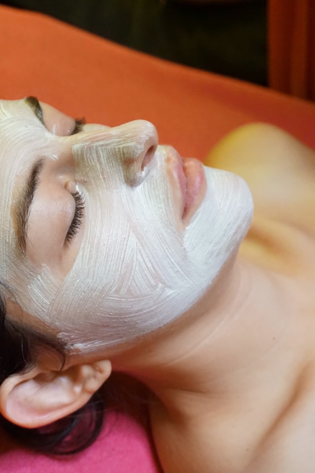 Herbal Facial Treatment vs. Chemical Peels: Which Is for You?